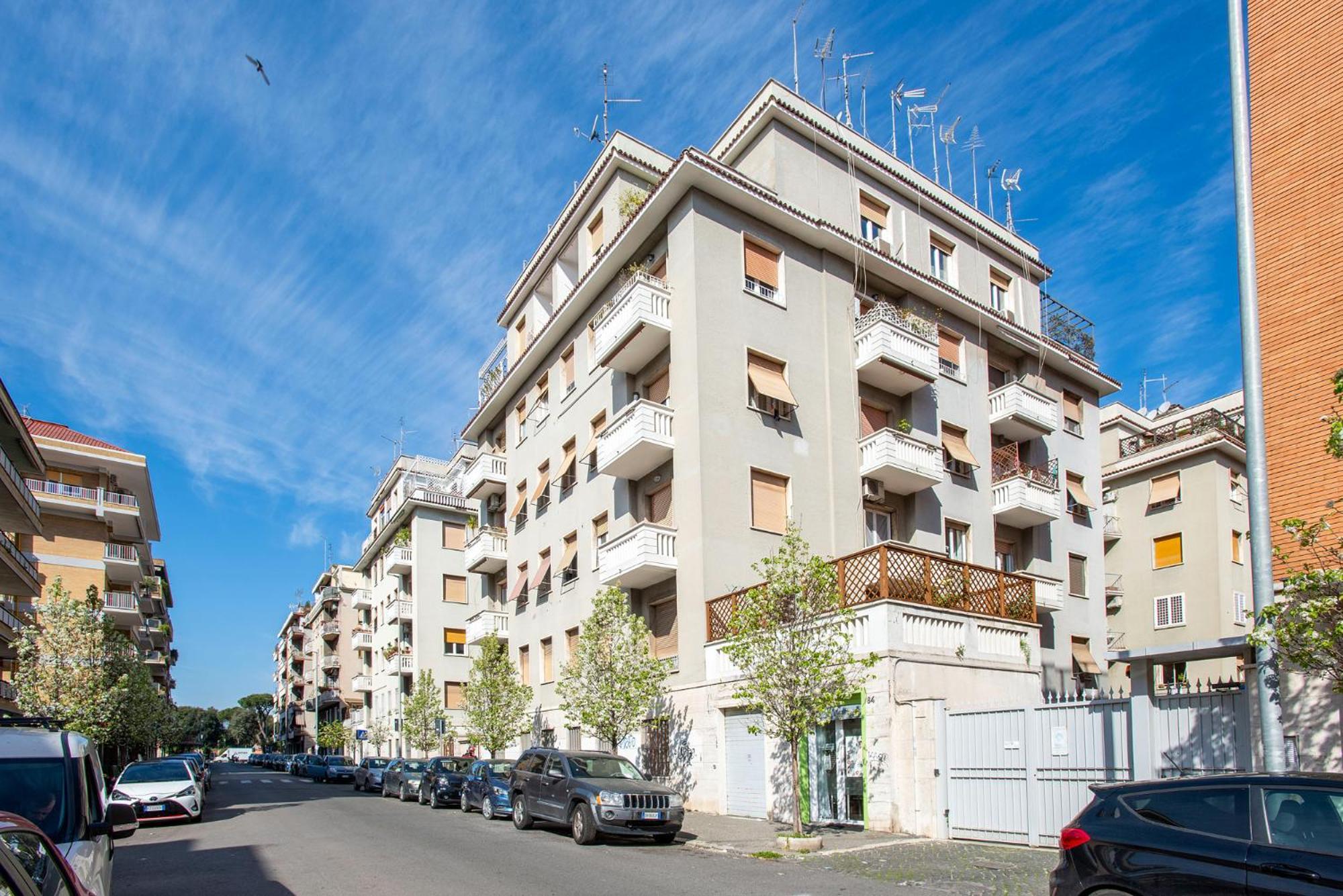 Carpegna Park By Cornelia Subway * Rom